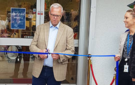 Gert Björnwall, ordförande i nämnden för lärande och arbete klipper band vid invigningen av arbetsmarknadsenhetens (AME) nya lokaler.