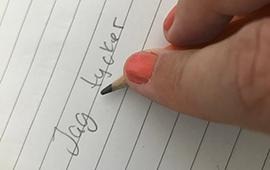 Hand håller i penna och skriver Jag tycker.
